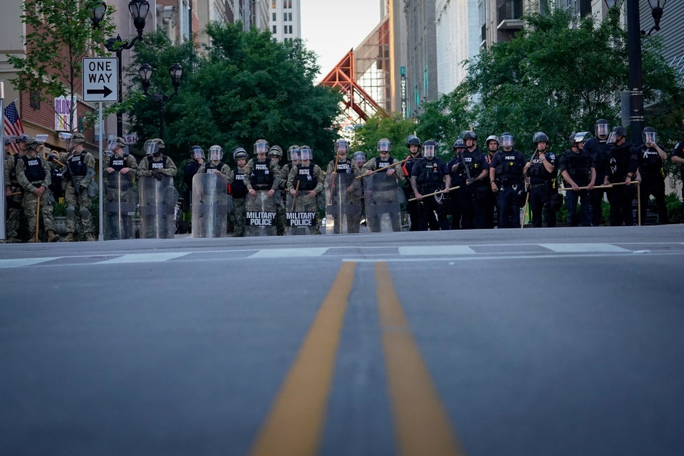 Soldater fra Nationalgarden og politibetjente blokerer en gade i Louisville, Kentucky, under en protest i weekenden.