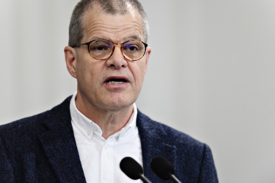 Faglig direktør for Infektionsberedskab i Statens Serum Institut Kåre Mølbak har været Statens Serum Instituts ansigt udadtil. Kort før forhandlingerne på Christiansborg onsdag har Statens Serums Institut afleveret en rapport, hvor vurderer, at museer, højskoler og zoo kan åbne uden at øge trykket på sygehusene voldsomt. Til gengæld er der en riskoen ved at åbne grænserne, som Statens Serum Institut ikke kan udregne.
