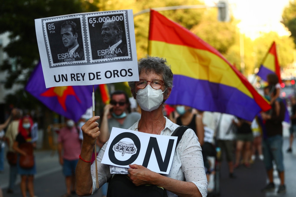 I de seneste uger har spanierne demonstreret mod den påståede korruption, den tidligere konge Juan Carlos er anklaget for at være involveret i. "En konge af guld", lyder det på skiltet.