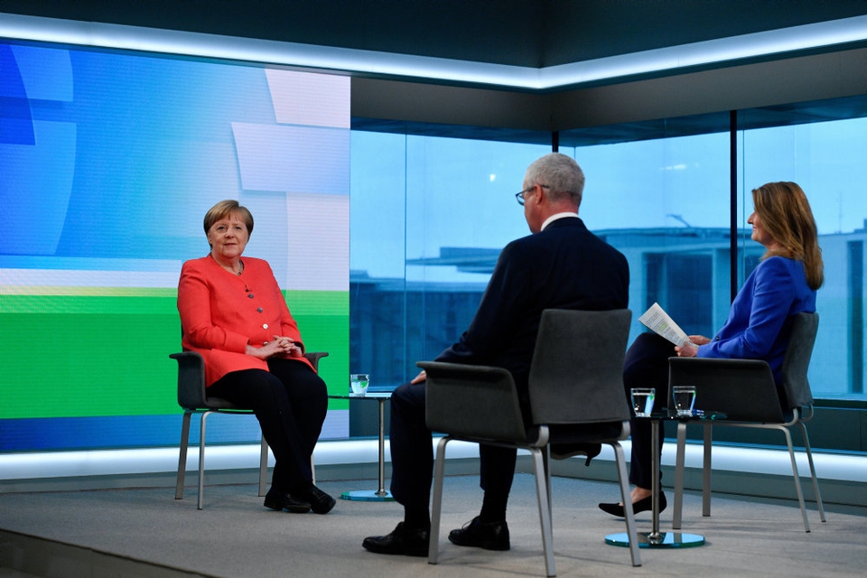 Den tyske forbundskansler Angela Merkel, der her ses inden et et tv-interview torsdag, betegner det amerikanske samfund som "meget polariseret" i en kommentar til de aktuelle protester i USA.