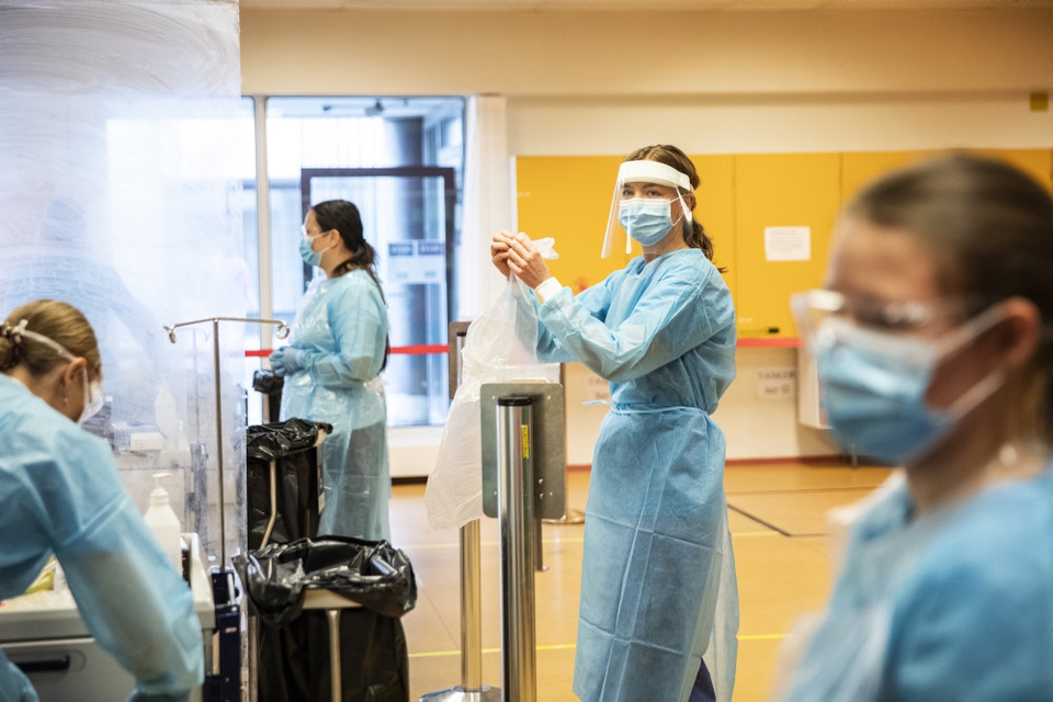Det høje antal smittede i sundhedssektoren skal ses i lyset af, at medarbejdere i denne sektor bliver testet mest og oftest. (Arkivfoto)