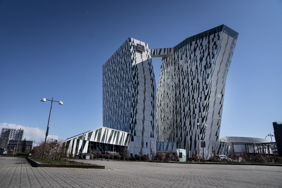 Overnatninger på danske hoteller er faldet 63 procent i marts til 431.100. Her ses Bella Sky i København. (Arkivfoto)