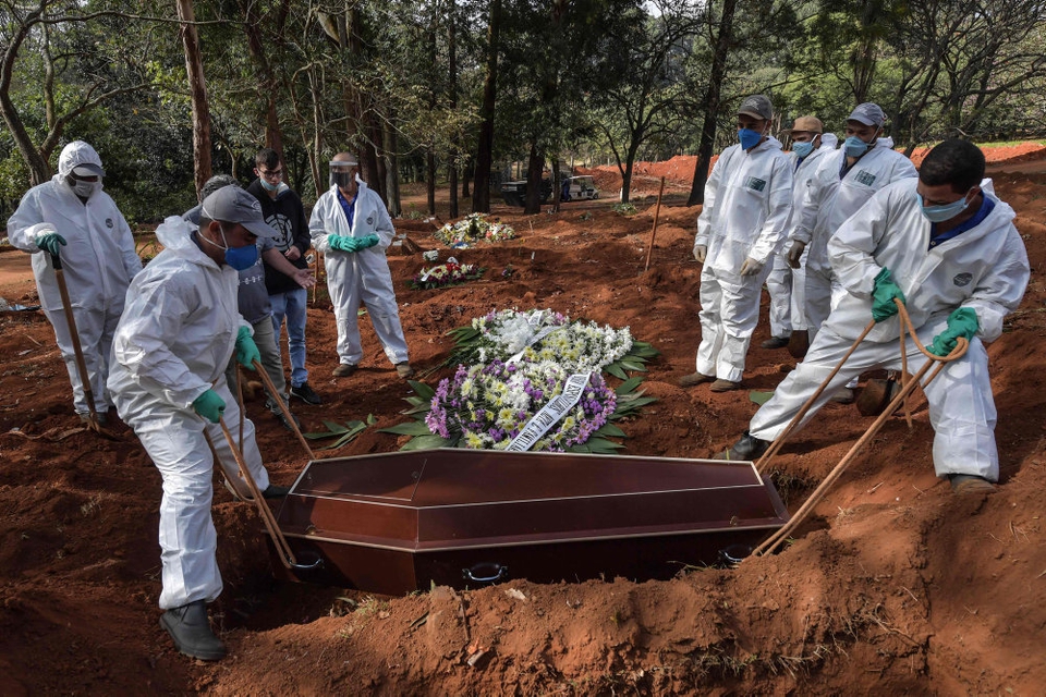 En kiste med liget af et af ofrene for coronavirusset sænkes i jorden på en kirkegård i Sao Paulo i Brasilien, hvor der er over 20.000 dødsfald blandt de coronasmittede.