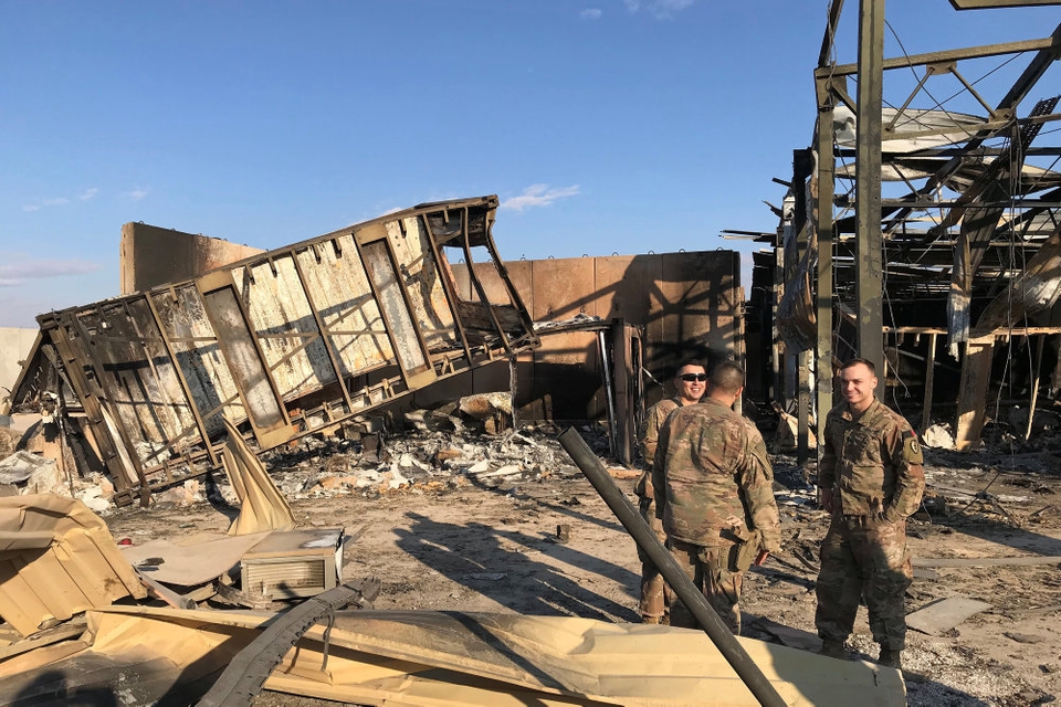 Amerikanske soldater ved Al-Asad luftbasen i Irak efter det iranske missilangreb. Den seneste melding fra Pentagon er, at 34 soldater er blevet diagnosticeret hovedskader fra hjernerystelser til traumatiske hjerneskader efter missilangrebet. (Arkivfoto).