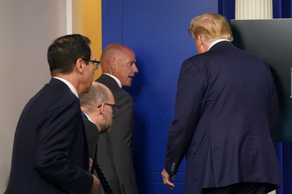 Præsident Donald Trump blev sent mandag aften dansk tid ekskorteret ud af presserummet i Det Hvide Hus som følge af et skyderi udenfor.