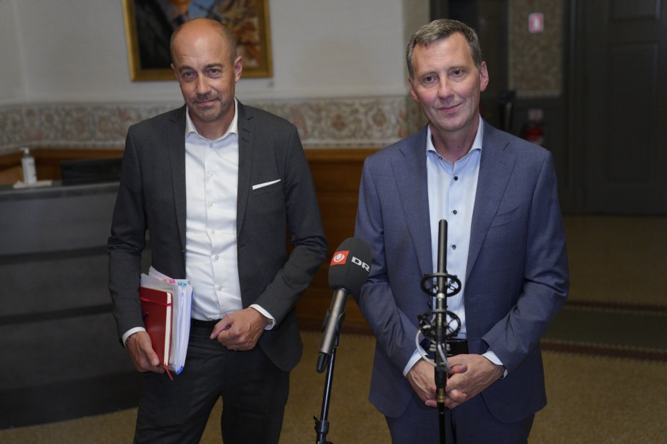 Justitsminister Nick Hækkerup (S) (t.h.) understreger forud for de kommende forhandlinger, at "alt er i spil". - Der er ingen elementer i aftalen, der er sikre, før der er en samlet aftale, siger han.