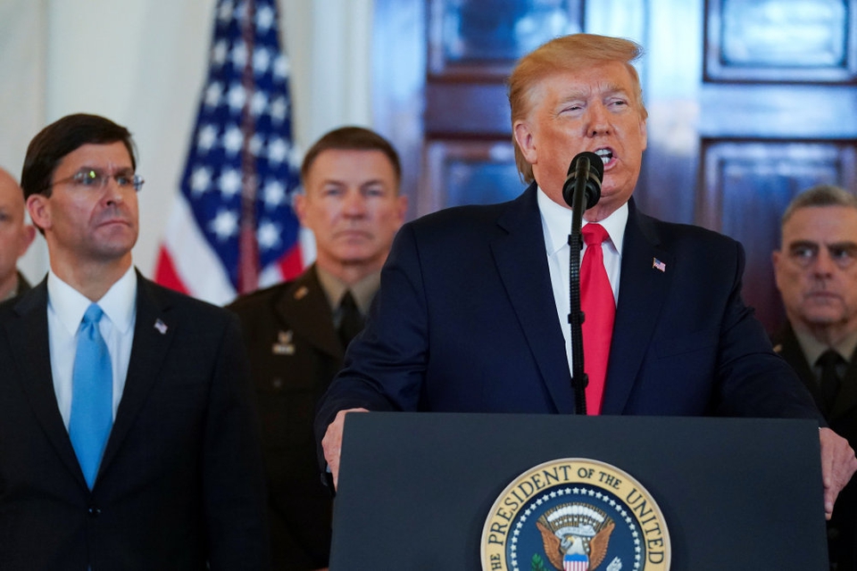 Præsident Donald Trump har begrundet USA's likvidering af den iranske topofficer Qassem Soleimani med, at Soleimani og det iranske regime planlagede at gennemføre angreb mod fire amerikanske ambassader. Men USA's forsvarsminister, Mark Esper (tv), siger, at han ikke har set beviser på det.