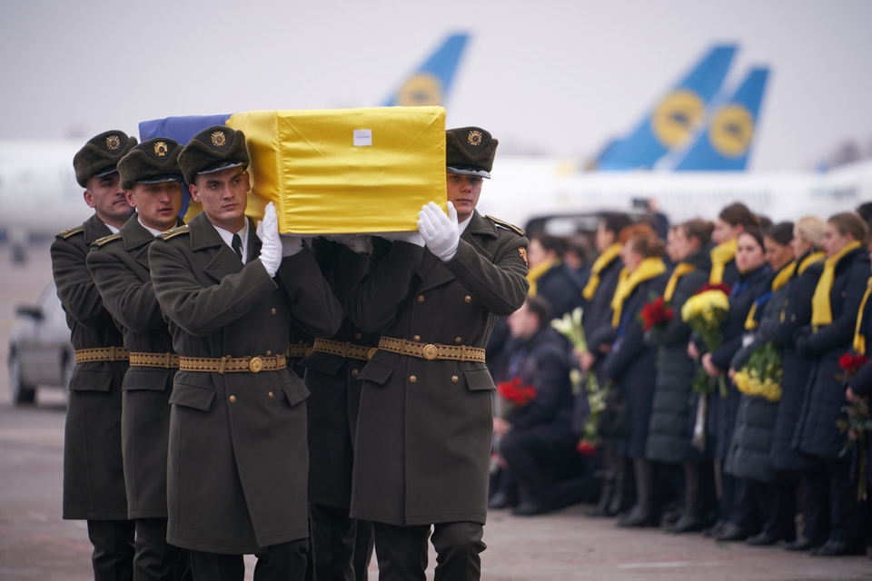 Soldater fra Ukraines Æresgarde tog søndag imid kister med omkomne ukrainere i Kijev fra nedskudt fly. Irans civile flymyndigheder siger tirsdag, at to missiler ved et uheld nedskød et ukrainsk passagerfly den 8. januar.