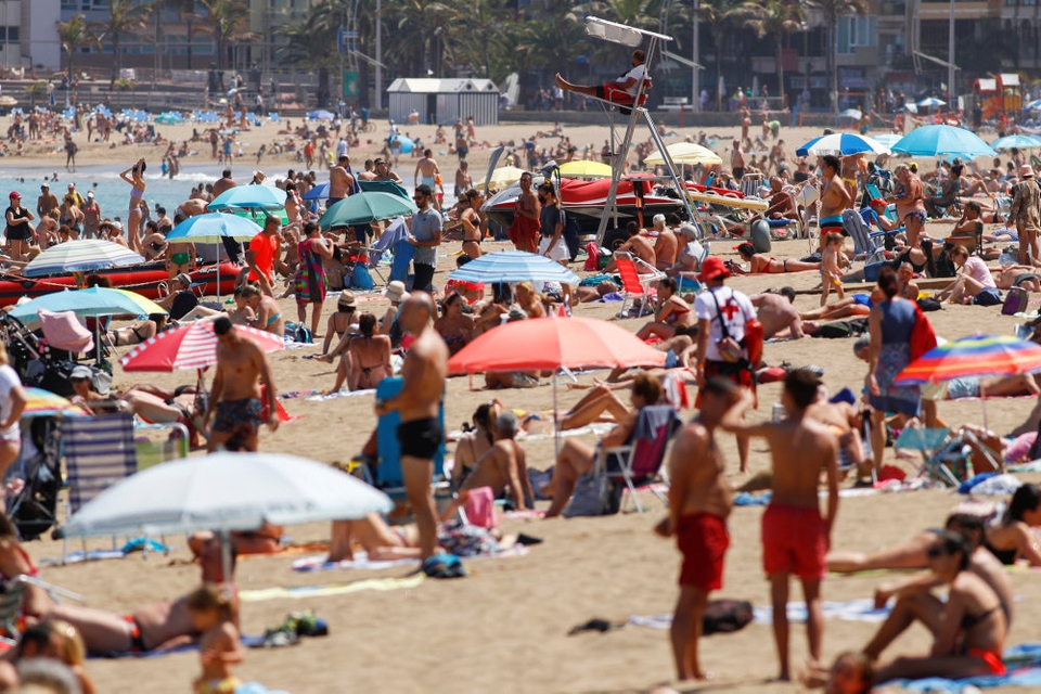 De Kanariske Øer, som er en del af Spanien, vil dække turisters udgifter, hvis de bliver smittet med coronavirus under deres besøg.