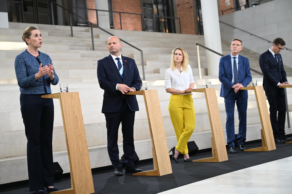 Statsminister Mette Frederiksen (tv) siger forud for en tv-debat, at hun ikke længere frygter italienske tilstande i Danmark.