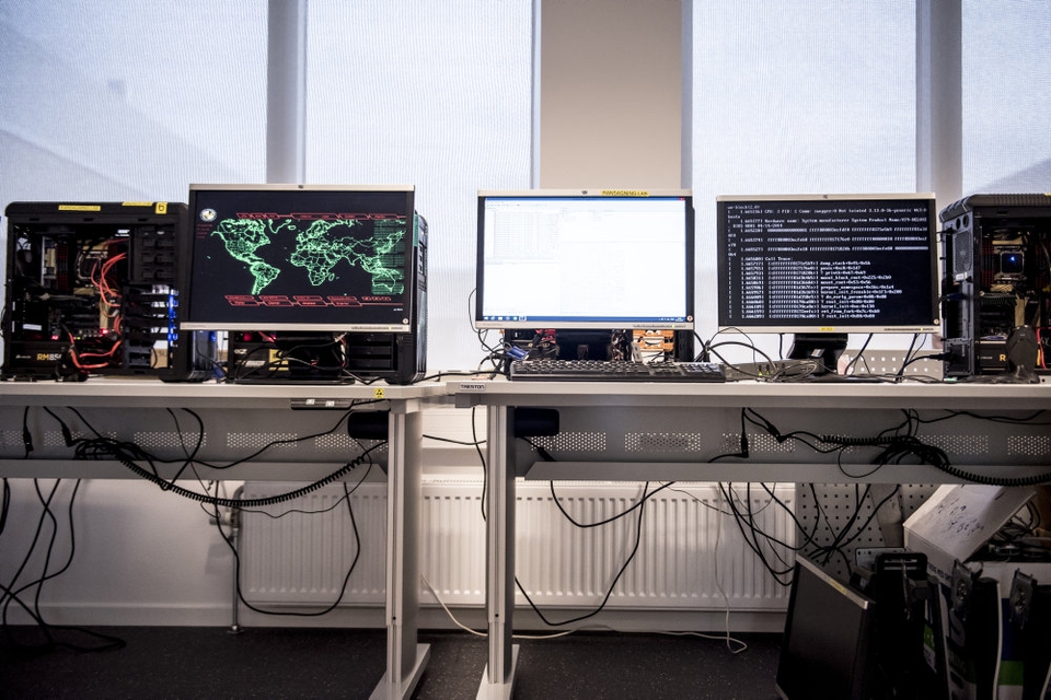 Nationalt Cyber Crime Center (NC3) har sammen med Nordsjællands Politi og Københavns Politi fundet frem til en mand, som mistænkes for at lokke piger og unge kvindet til at sende nøgebilleder og -videoer. (Arkivfoto)