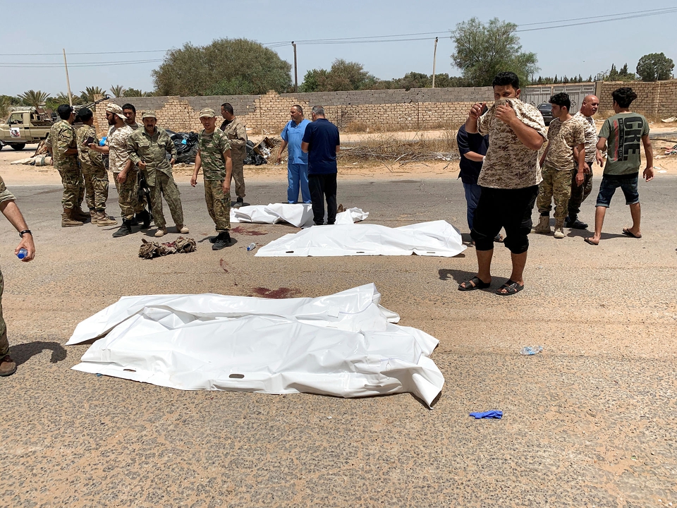 FILE PHOTO: Fighters loyal to Libya's internationally recognised government gather near covered bodies after regaining control over the city, in Tripoli, Libya, June 4, 2020. (Foto: Staff/Reuters/Ritzau Scanpix)