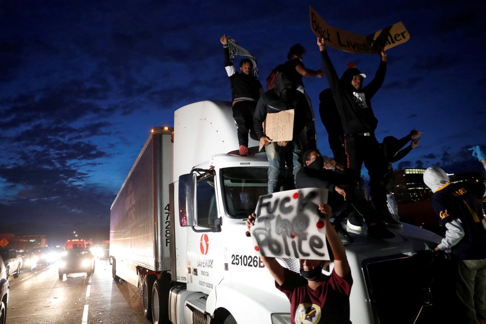 Demonstranter ses her på hovedvejen Interstate 880 i Oakland, Californien, under en protest over George Floyds død.