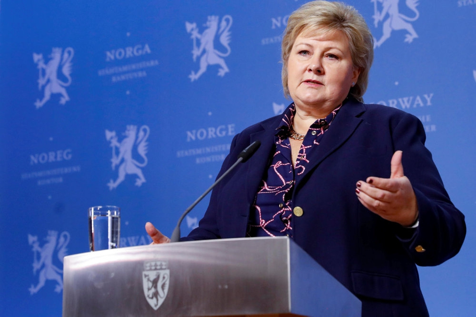 Norges konservative statsminister, Erna Solberg, mødes tirsdag med ledere fra de to andre koalitionspartier, Venstre og Kristelig Folkeparti (KrF), for at besætte syv ministerposter. Det sker, efter at Fremskrittspartiet er trådt ud af regeringen.