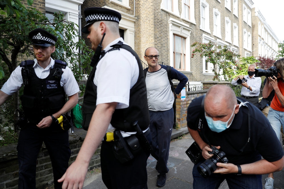 Presset øges på Dominic Cummings, der er Boris Johnsons strategiske toprådgiver. Han siger, at han ikke fortryder, at han midt under den strenge britiske coronanedlukning valgte at køre sin familie til det nordøstlige England.