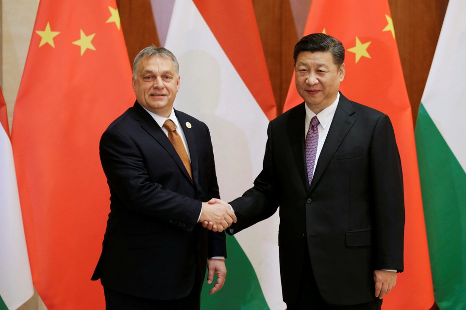 Ungarns premierminister, Viktor Orban, trykker hånd med Kinas leder, Xi Jinping, under mødet Belt and Road Forum i Beijing i maj 2017. Ungarn er et af de EU-lande, der har modtaget store lån til det kinesiskse silkevejsprojekt, og som er modstander af, at EU i samlet flok kritiserer Kina.