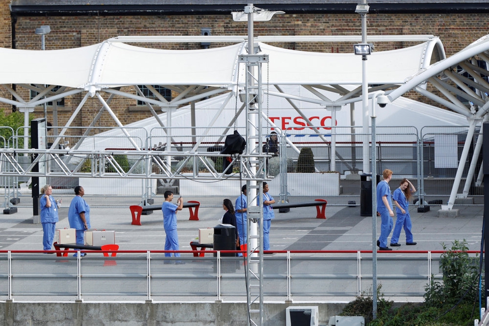 Ansatte på Nightingale-hospitalet i London ses her på arbejde under det omfattende coronavirusudbrud i Storbritannien.