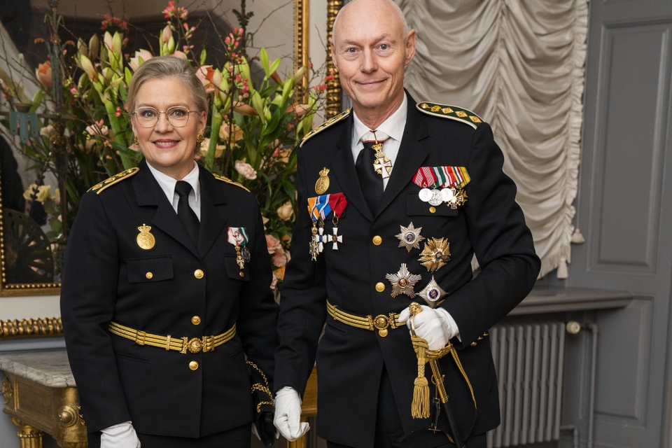 Rigspolitichef Hens Henrik Højbjerg, der her ses med Københavns politidirektør, Anne Tønnes, til årets nytårskur hos dronningen, varsler nedskæringer i Rigspolitiet i løbet af 2020.