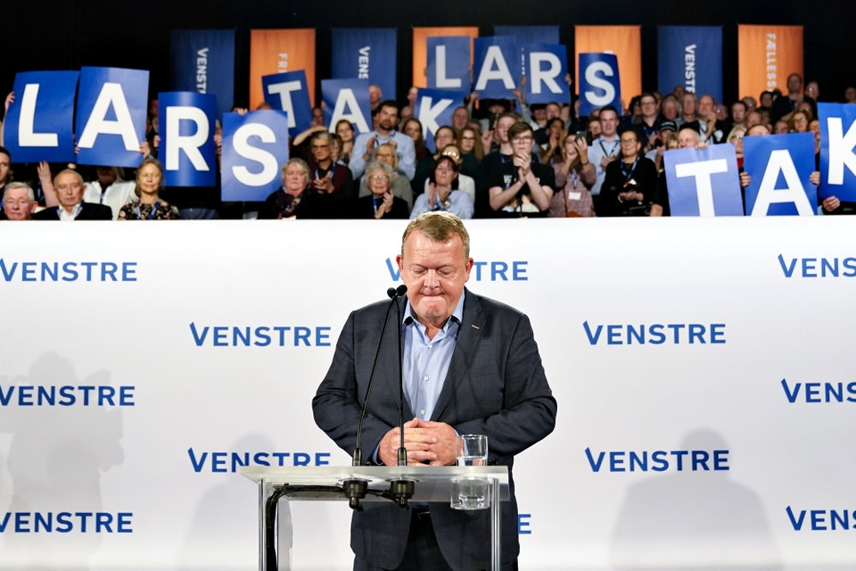 - Tak for alt til de fleste. Tak til alle for det meste, sagde Lars Løkke Rasmussen (V), da han officielt takkede af som formand i Venstre efter at være blevet presset ud. I ny bog siger han, at han snart vil tage en beslutning om sin politiske fremtid. (Arkivfoto)
