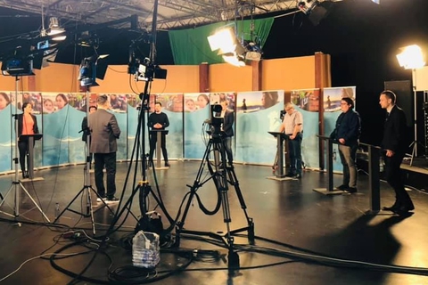 Billede fra den afsluttende partilederrunde på statsmediet KNR forud for aprilvalget på Grønland