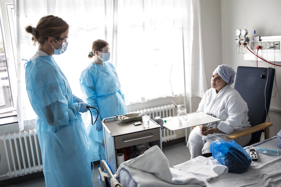 Covid-19 patient Hosnya El Hani på 46 år i en samtale med læge Christine Dam og sygeplejerske Marie Svensson på Lungemedicinsk afdeling på Bispebjerg Hospital i København torsdag den 7. maj 2020. (Foto: Ólafur Steinar Gestsson/Ritzau Scanpix)