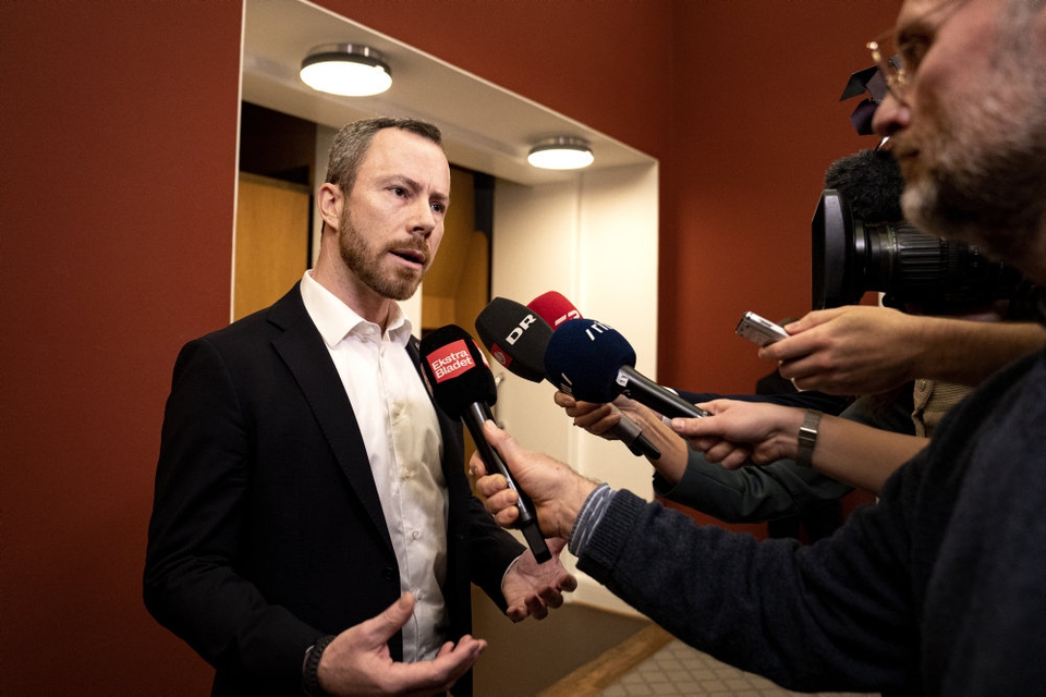 Jakob Ellemann-Jensen ankommer til gruppemøde tirsdag.