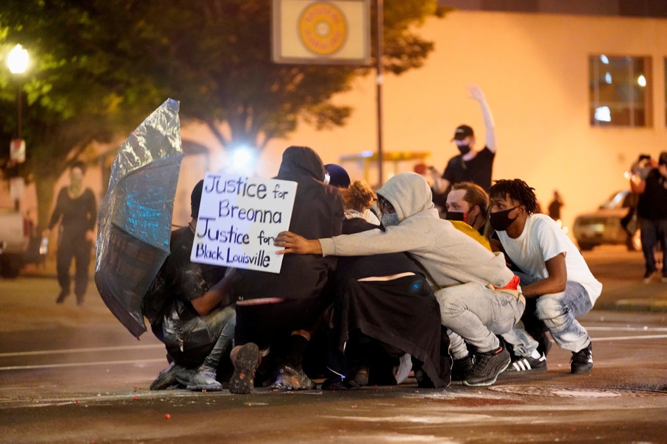 Demonstranter beskydes med plastickugler af politiet i byen Louisville i den amerikanske delstat Kentucky. Demonstranterne protesterer mod politiangreb på sorte. Det er udløst af det tilsynelandende politidrab på en sort mand i byen Minneapolis og nedskydningen af den sorte kvinde Breonna Taylor i marts. Hun blev dræbt af politiet i sit hjem i Louisville.