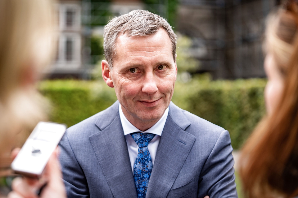 Justitsminister Nick Hækkerup (S) efter præsentationen af ny aftale om samtykkelov i Justitsministeriets gård tirsdag den 1. september 2020. Regeringen og støttepartierne blev tirsdag enige om, at en ny voldtægtslov skal basere sig på et princip om samtykke. (Foto: Emil Helms/Ritzau Scanpix)