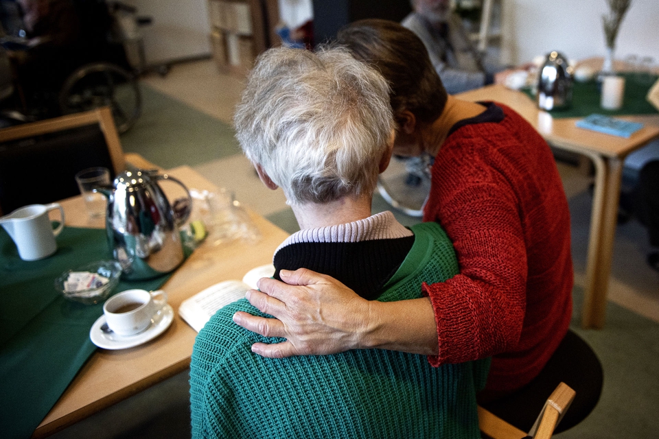 (ARKIV) Formiddagsaktiviteter på Plejecenter Sjølund i København, fredag den 18. oktober 2019. 17 kommuner dropper ordning for klippekort, som skal give en ekstra halv times hjælp. Minister kræver forklaring, men kommuner som Hjørring er økonomisk trængt. Det skriver Ritzau, lørdag den 25. januar 2020..(Foto: Ida Guldbæk Arentsen/Ritzau Scanpix)