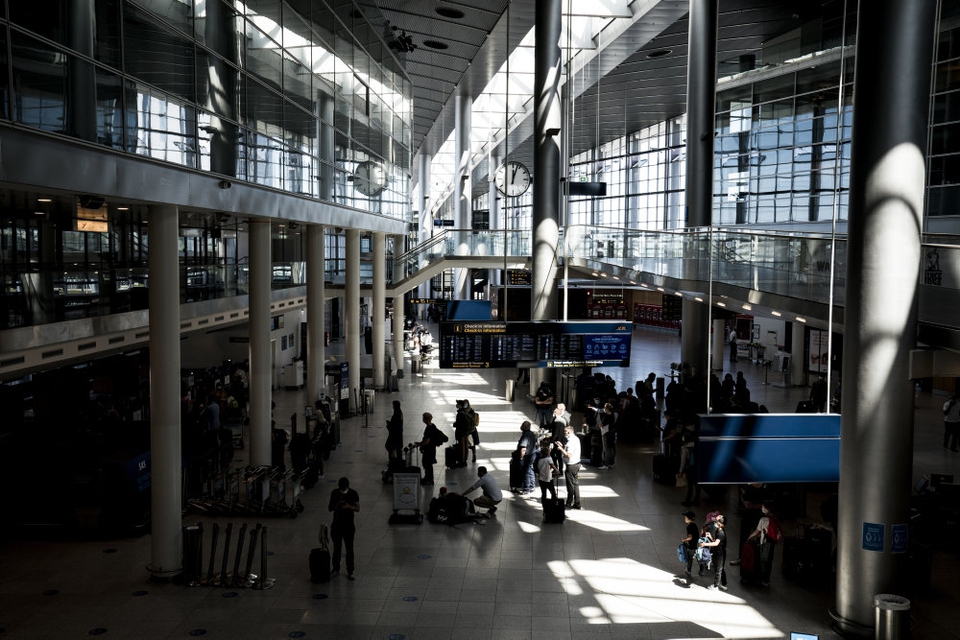 Københavns Lufthavn er på grund af et lavere aktivitetsniveau under corona nødt til at nedlægge stillinger. (Arkivfoto)