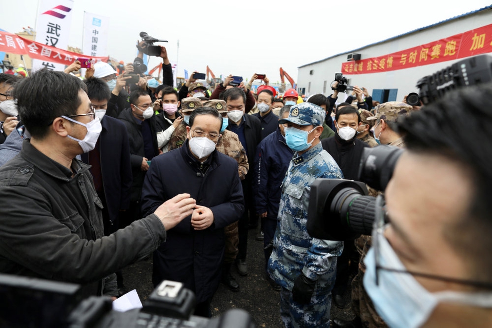Jiang Chaoliang (i midten), den øverste leder for kommunistpartiet i Hubei-provinsen, er blevet fjernet fra posten, skriver kinesiske medier. Den 2. februar inspicerede (foto) han et nyt hospital i Wuhan, der udelukkende skal tage sig af patienter smittet med det nye coronavirus.