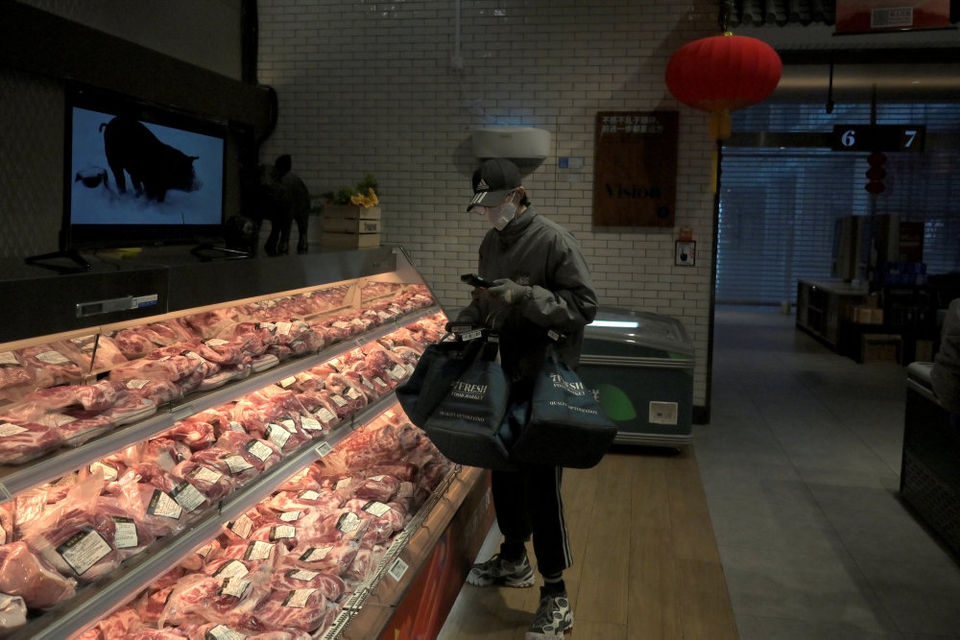 Kunde i supermarked i Beijing, hvor udbrud af coronavirus har skabt øget inflation. Officielle tal i Kina viser, at priserne på kinesiske varer er steget til det højeste niveau i otte år.