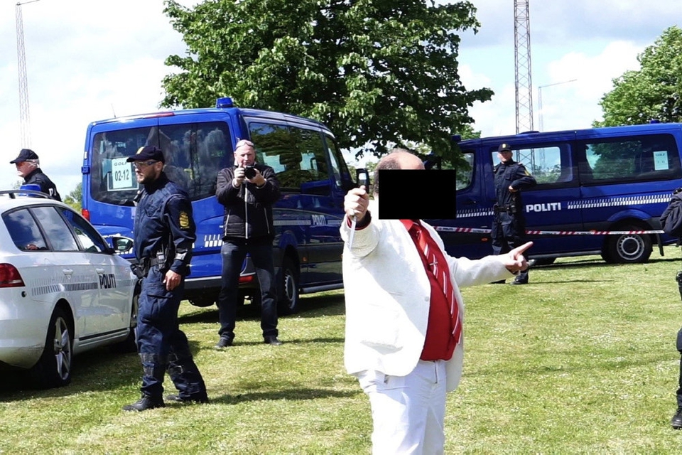 Politiet affyrede skud mod en mand med en kniv ved en Stram Kurs-demonstration i Gellerupparken i Aarhus fredag eftermiddag.