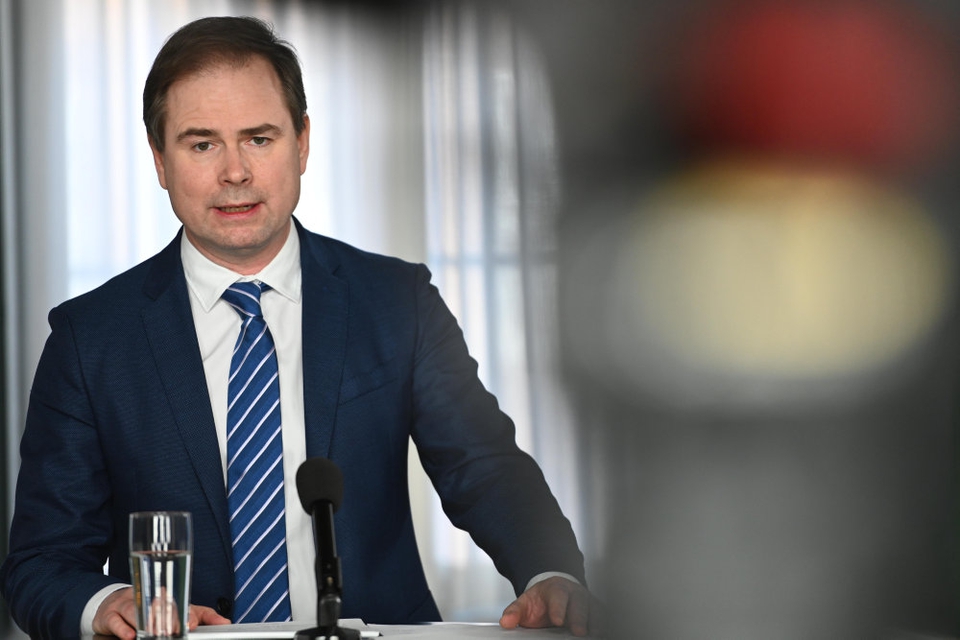 Finansminister Nicolai Wammen (S) siger på et pressemøde, at "hverdagen er sat på standby, og det samme er meget af den økonomiske aktivitet". Han understreger, at coronakrisen har "voldsomme økonomiske konsekvenser".