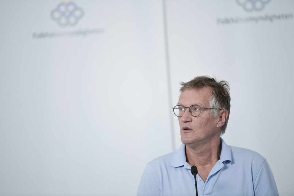 Statsepidemiolog Anders Tegnell siger, at der på de svenske intensivafdelinger udtrykkes støtte til hans antagelse om, at epidemien ikke er tiltagende i Sverige, da antallet af smittetilfælde fortsat falder.
- Vi har registreret et øget antal smittetilfælde i de seneste dage, men I kan se, at det beror på, at vi tester flere, siger han.