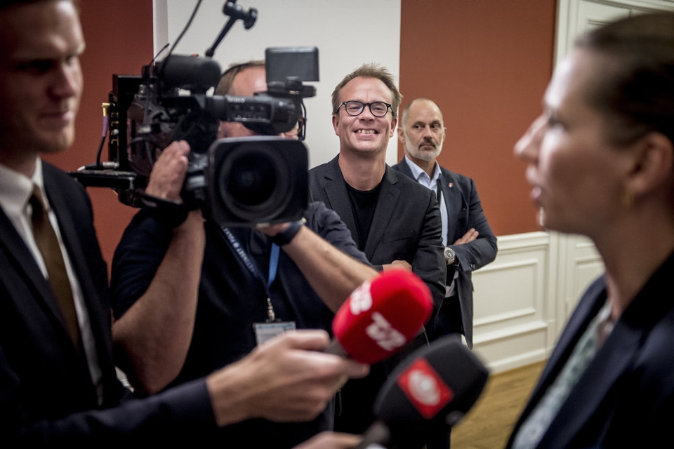 Stabschef Martin Rossen smiler, mens Mette Frederiksen taler med pressen efter regeringsforhandlinger på Christiansborg, mandag den 24. juni 2019. Tirsdag har han sagt sin stilling op. (Arkivfoto)