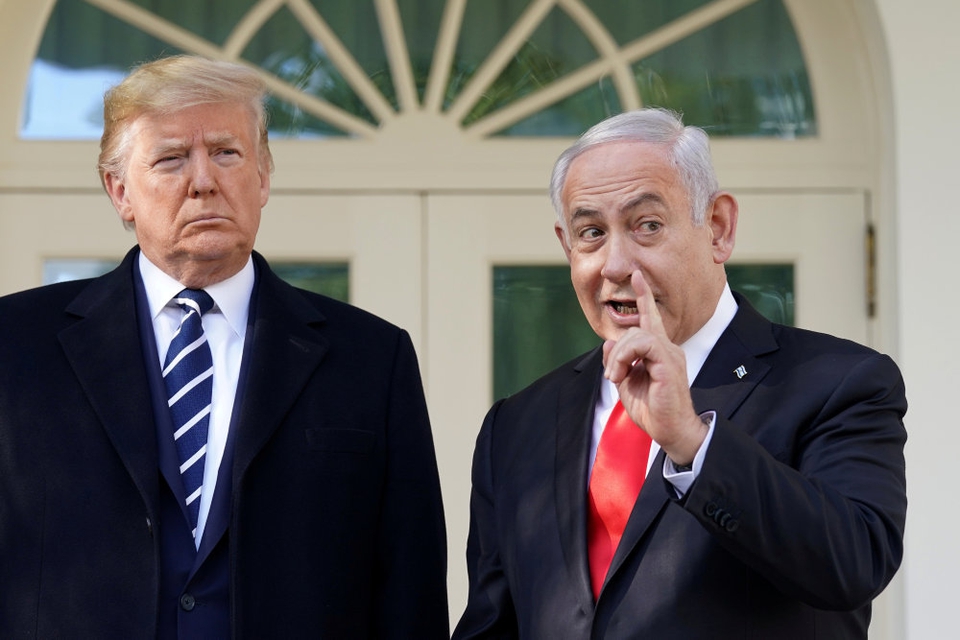 Benjamin Netanyahu (th) mødtes mandag med USA's præsident, Donald Trump, i Det Hvide Hus i Washington. Med et stort smil dagen før Trump præsenterer sin fredsplan for Mellemøsten.