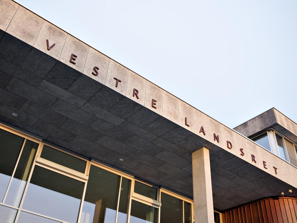 Vestre Landsret har nedsat en 37-årig lærervikars straf fra ét år og seks måneders fængsel til ét år. Han er blandt andet dømt for at have haft samleje med to folkeskoleelever fra det øverste klassetrin på skole i Silkeborg Kommune.