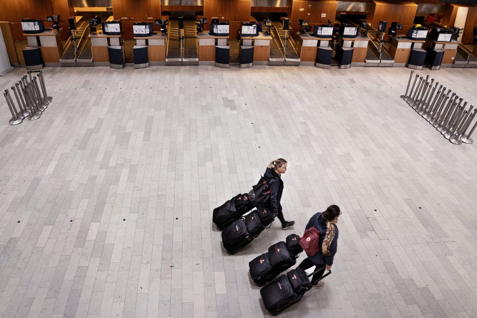 Der er meget langt mellem passagererne i Københavns Lufthavn i Kastrup under coronakrisen. (Arkivfoto).