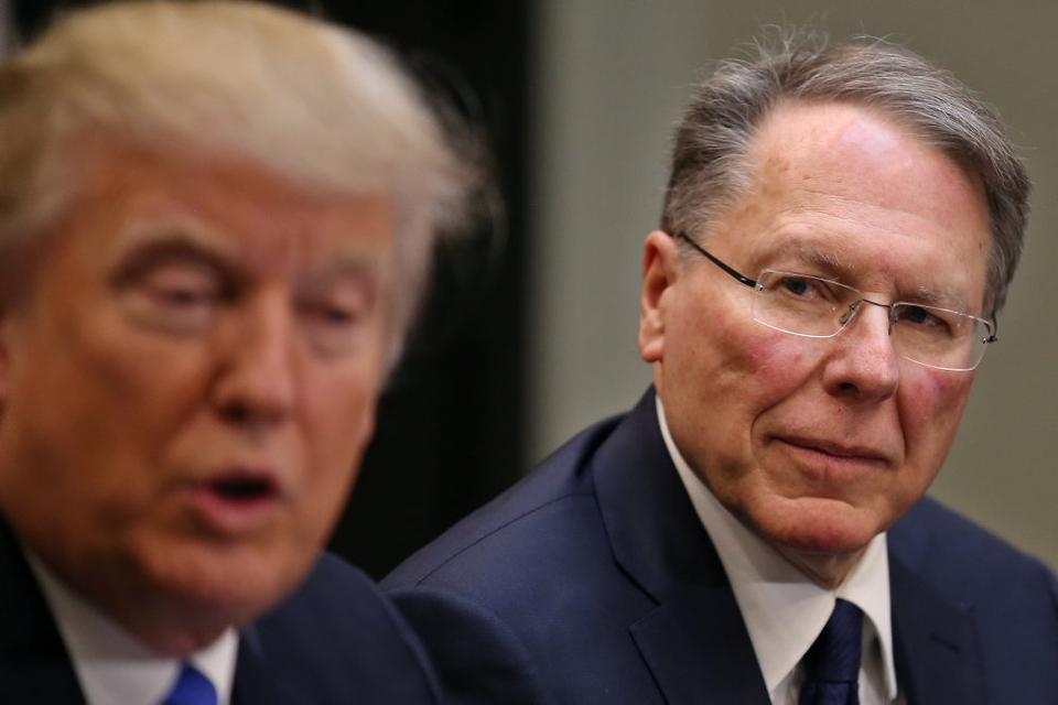 NRA-direktør Wayne LaPierre, der her ses på et møde med USA's præsident, Donald Trump, skal ifølge New Yorks justitsminister have kanaliseret store summer ned i egen lomme på ulovlig vis. NRA afviser beskyldningerne. (Arkivfoto)