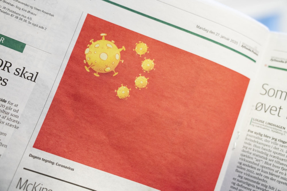 Kina forlanger en undskyldning fra Jyllands-Posten, der mandag bragte en tegning af det kinesiske flag plettet med coronavirus.