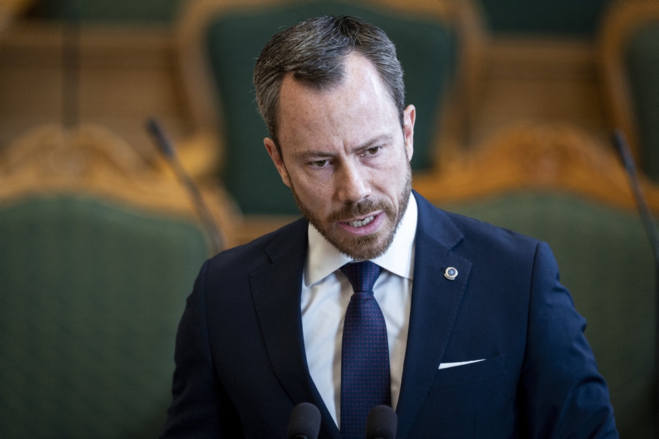 Venstres formand Jakob Ellemann-Jensen vil sætte gang i dansk økonomi ved at give danskerne en skatterabat i resten af 2020. Venstre foreslår konkret at halvere momsen fra 25 til 12,5 procent, så varer blive billigere for danskerne at købe.