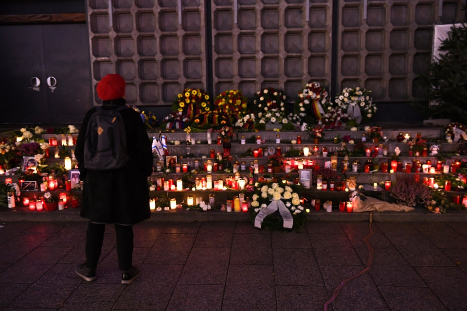 En besøgende står her i december 2019 ved et mindested ved det julemarked i Berlin, der i 2016 blev ramt af et angreb.
