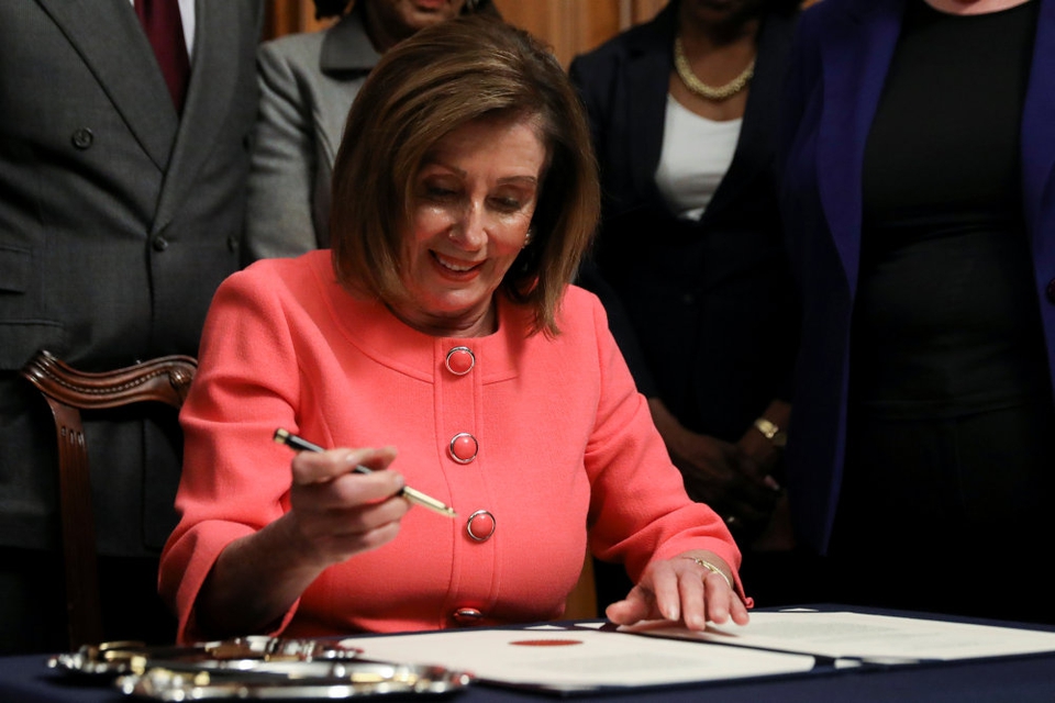 Nancy Pelosi, der er formand for Repræsentanternes Hus, underskriver dokumenterne med anklagepunkterne mod præsident Donald Trump. Det skete sent onsdag aften dansk tid. Derefter blev dokumenterne sendt over til Senatet. De 100 senatorer fungerer som nævninge i rigsretssagen, som ventes at blive indledt på tirsdag.