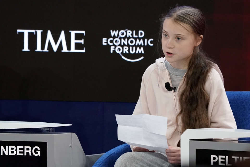 Den svenske klimataktivist Greta Thunberg siger på talerstolen ved et møde i Verdens Økonomiske Forum i Davos i Schweiz, at der "grundlæggende intet er gjort" for at bekæmpe klimaforandringer til trods for hendes meget omtalte kampagne.