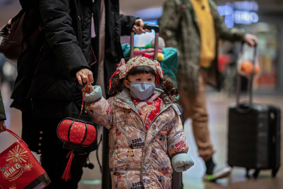 En pige bærer ansigtsmaske i Kinas hovedstad, Beijing. Over 800 personer i Kina er smittet med coronavirusset. Derudover undersøges flere end 1000 personer yderligere. De mistænkes at være smittet med virusset.