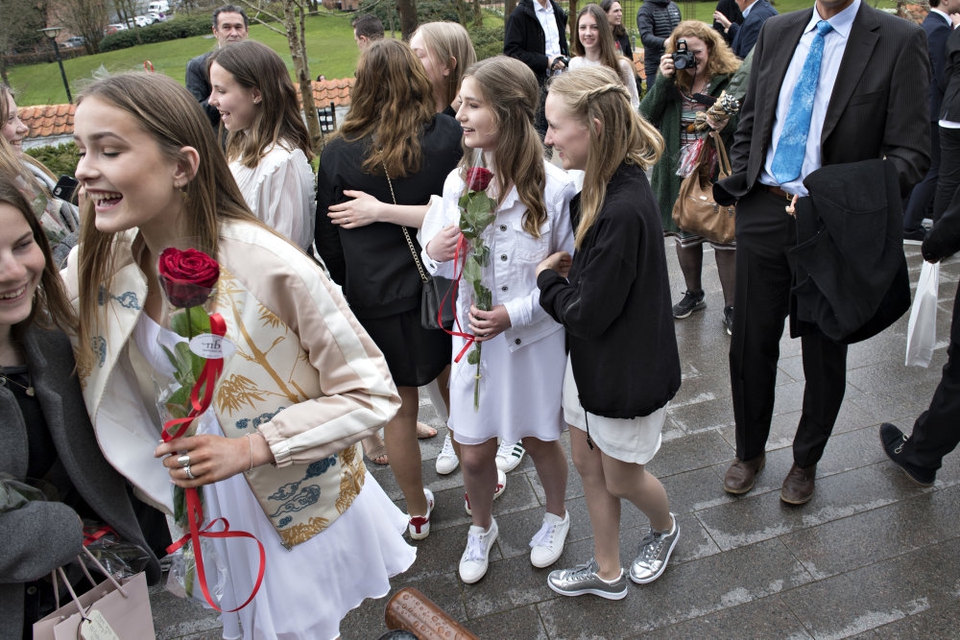 Til private arrangementer som eksempelvis konfirmationer bør gæsterne holde en mesters afstand, anbefaler Sundhedsstyrelsen. (Arkivfoto)