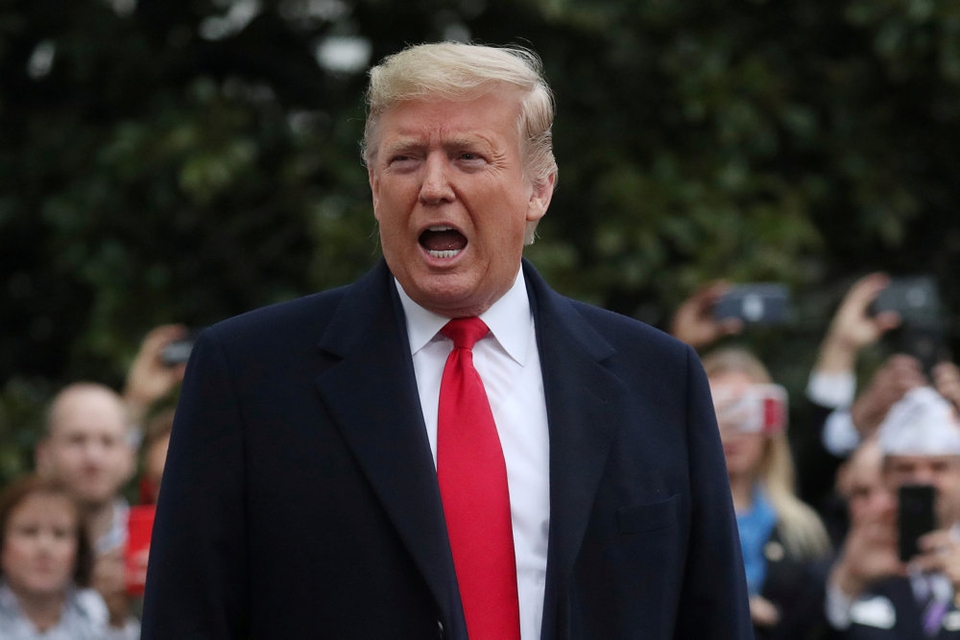 Mens Senatet tager hul på rigsretssagen mod præsident Donald Trump, rejser hovedpersonen dagen inden til alpebyen Davos i Schweiz, hvor han skal deltage i det årlige topmøde i Davos.