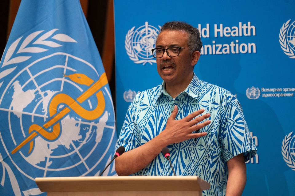 WHO's generalsekretær, Tedros Adhanom Ghebreyesus, fortæller mandag, at man har sat forsøg med malariamidlet hydroxyklorokin på pause, til man har et overblik over, om det er farligt for coronapatienter.