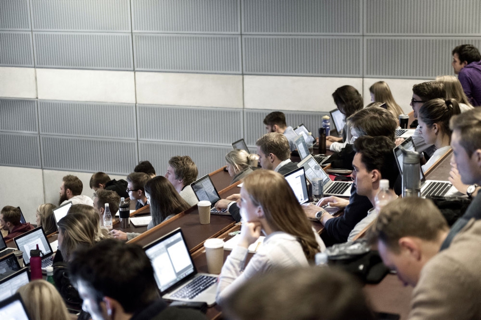 Coronakrisen kan give flere afslag til studiepladser til unge. Det vil flere partier gøre noget ved ved at oprette flere studiepladser. (Arkivfoto)